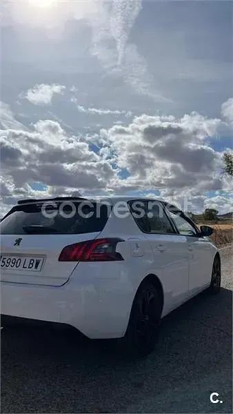 Usado Peugeot 308 Allure 100 CV (73 kW) 2019 Blanco Berlina