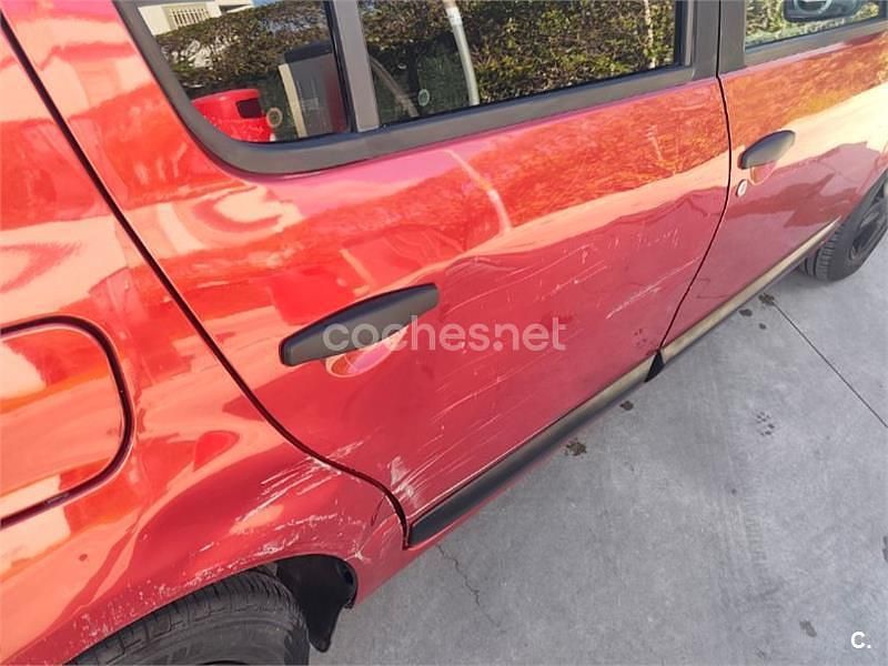 Usado Dacia Sandero Base 75 CV (55 kW) 2010 Granate Berlina