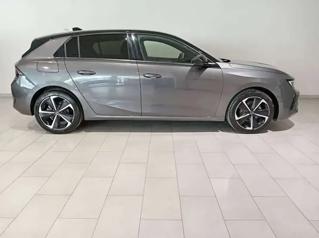 Usado Opel Astra 131 CV (96 kW) 2025 Gris Utilitario