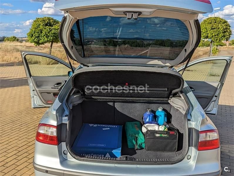 Usado Renault Laguna II 194 CV (142 kW) 2001 Gris / plata Berlina