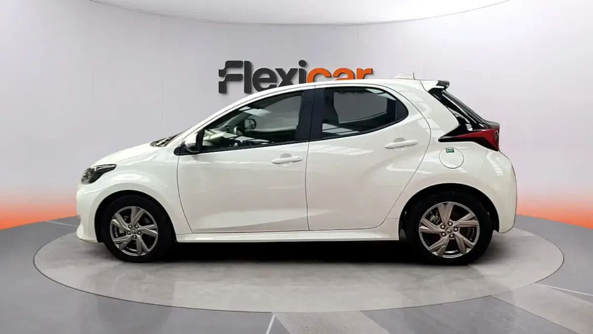 Usado Toyota Yaris Hybrid Active 116 CV (85 kW) 2025 Blanco Berlina
