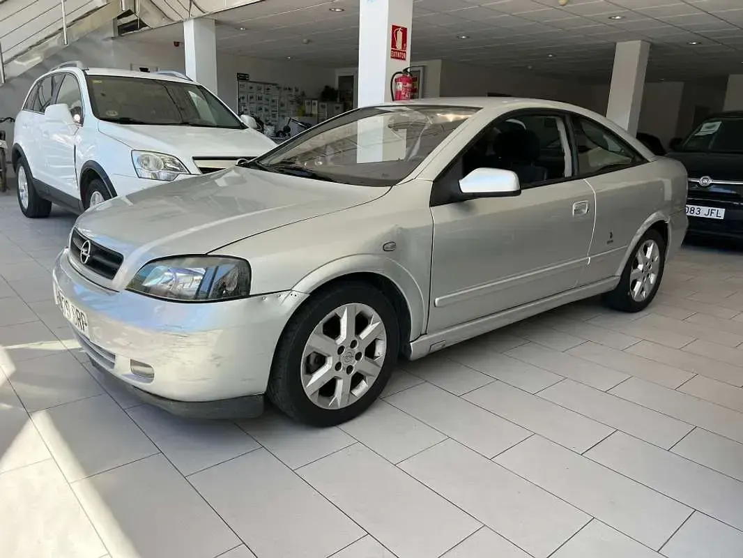 Usado Opel Astra Edition 125 CV (91 kW) 2001 Plateado Coupe