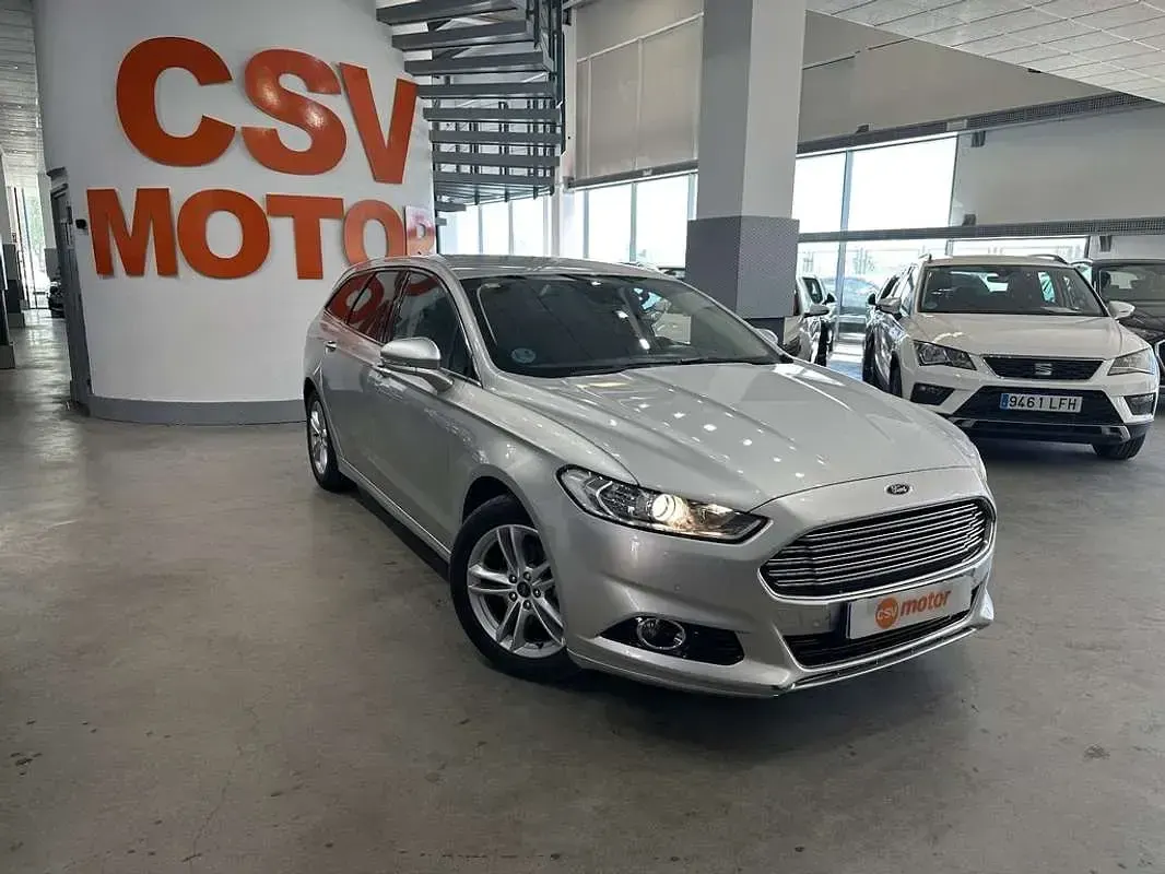 Usado Ford Mondeo Vignale 175 CV (128 kW) 2015 Gris / plata Familiar