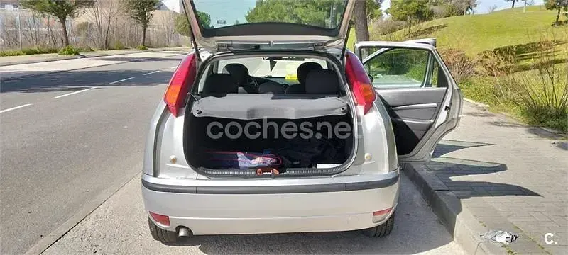 Usado Ford Focus Trend 115 CV (84 kW) 2002 Gris / plata Berlina