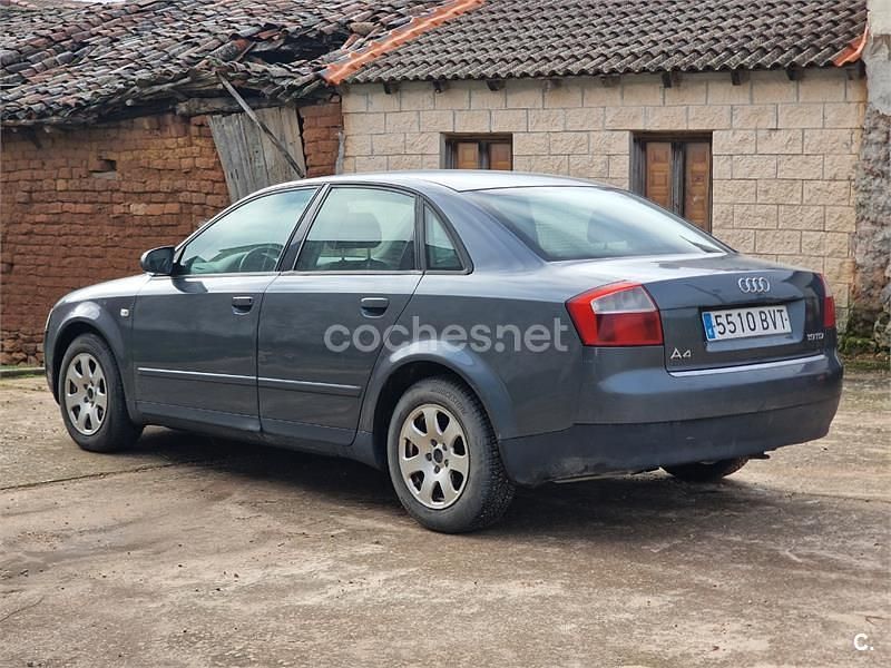 Usado Audi A4 130 CV (95 kW) 2002 Gris / plata Berlina