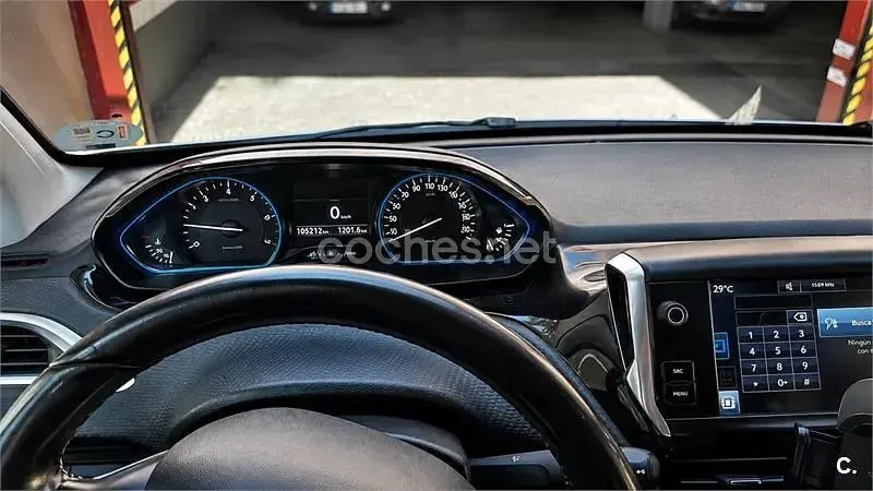 Usado Peugeot 2008 Allure 120 CV (88 kW) 2017 Blanco SUV
