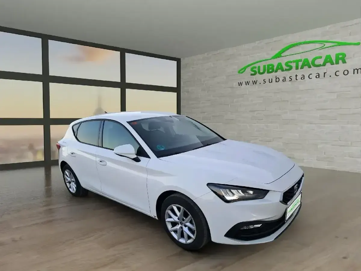 Usado Seat Leon Style 130 CV (95 kW) 2021 Blanco