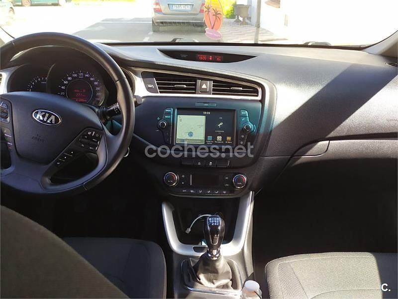Usado Kia Ceed Sportswagon 120 CV (88 kW) 2018 Gris / plata Familiar