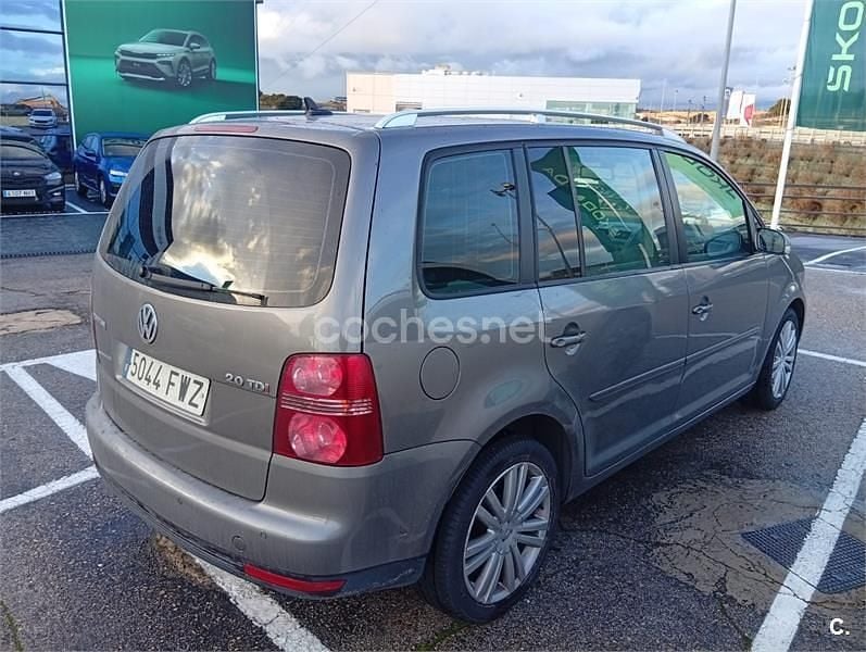 Usado VW Touran 170 CV (125 kW) 2007 Gris / plata Monovolumen