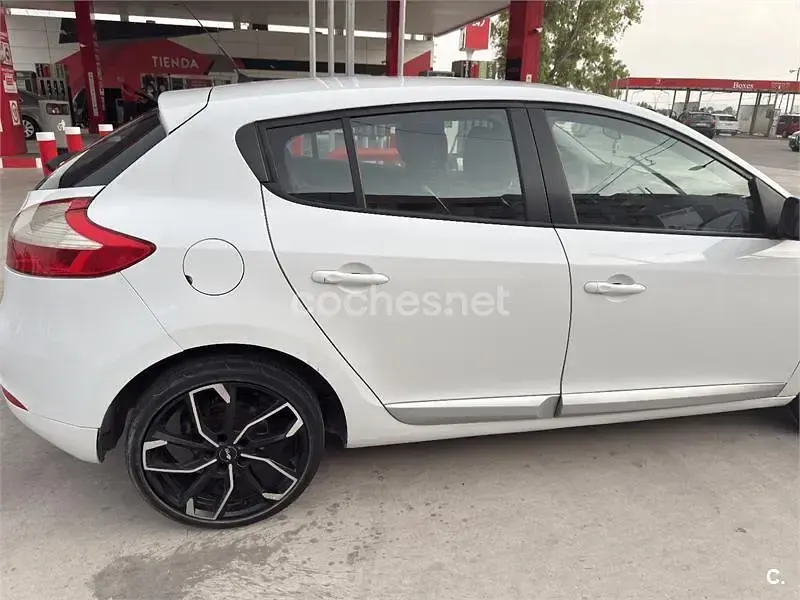 Usado Renault Mégane III Dynamique 105 CV (77 kW) 2009 Blanco Berlina