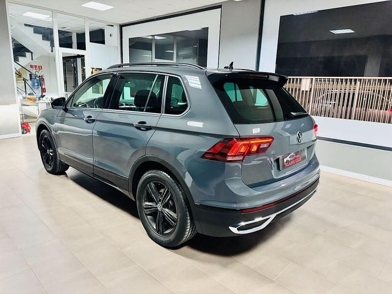 Usado VW Tiguan Sportline 150 CV (110 kW) 2022 Gris / plata SUV