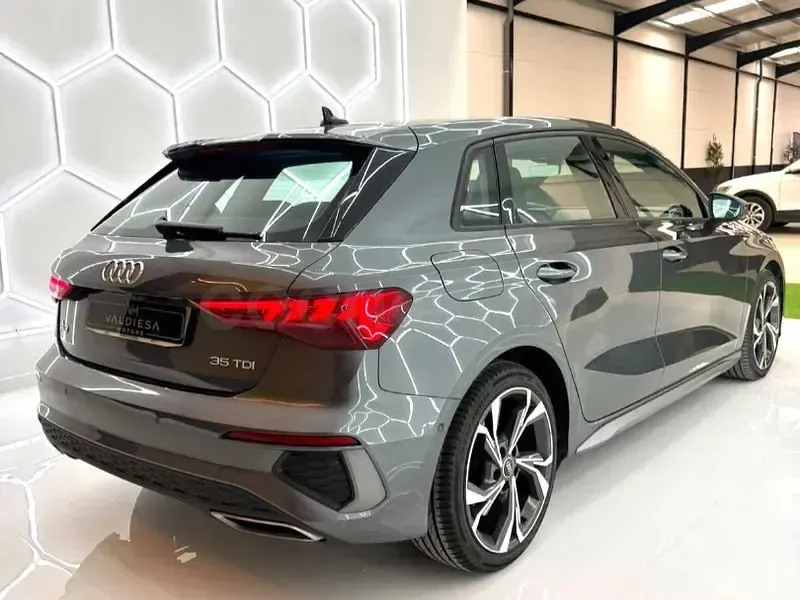 Usado Audi A3 S-Line 150 CV (110 kW) 2023 Gris / plata Berlina