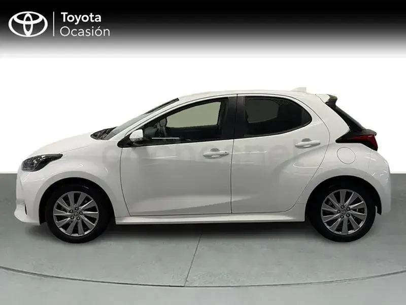 Usado Toyota Yaris Hybrid Active 116 CV (85 kW) 2023 Blanco Berlina