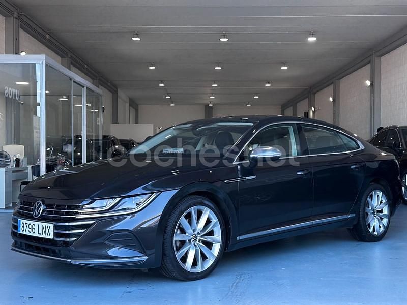 Usado VW Arteon Elegance 150 CV (110 kW) 2021 Gris / plata Berlina
