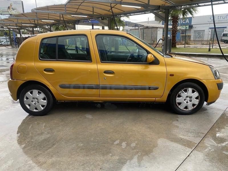 Usado Renault Clio II Dynamique 65 CV (47 kW) 2002 Naranja Berlina