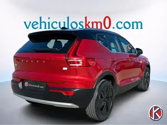 Käytetty Volvo XC40 Core 211 HP (155 kW) 2023 Punainen Katumaasturi