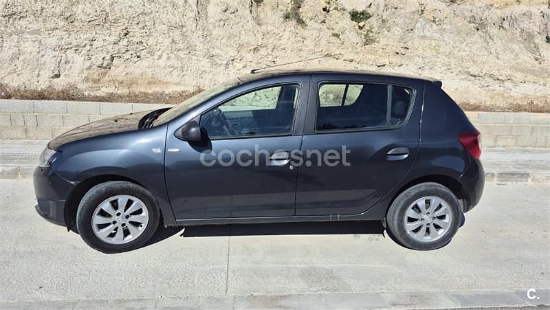 Usado Dacia Sandero Ambiance 75 CV (55 kW) 2016 Gris / plata Berlina