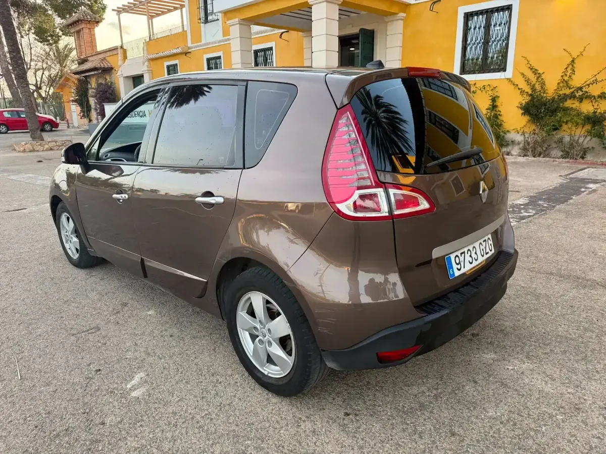 Usado Renault Grand Scénic 110 CV (80 kW) 2011 Marrón