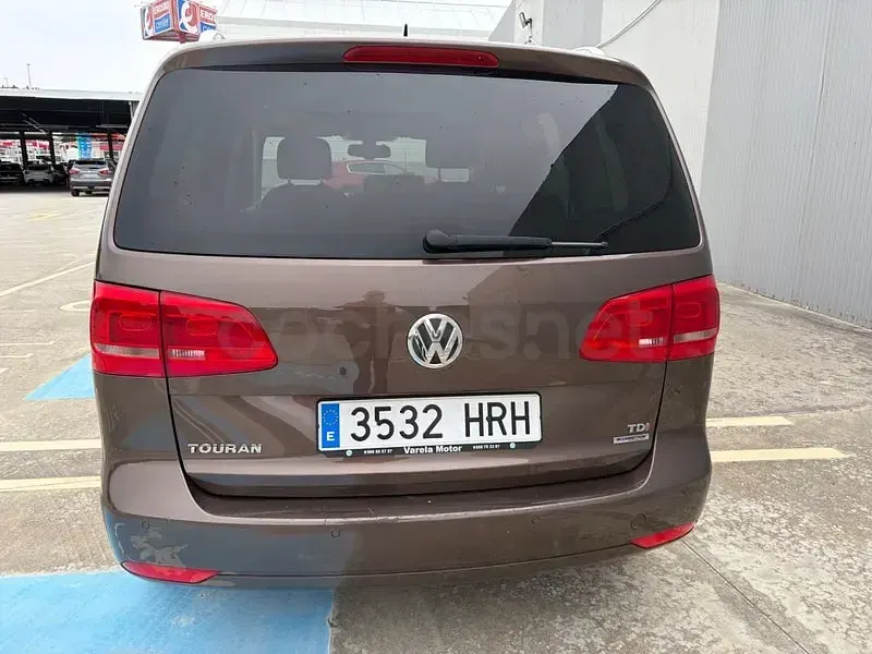 Usado VW Touran Edition 105 CV (77 kW) 2013 Marrón Monovolumen