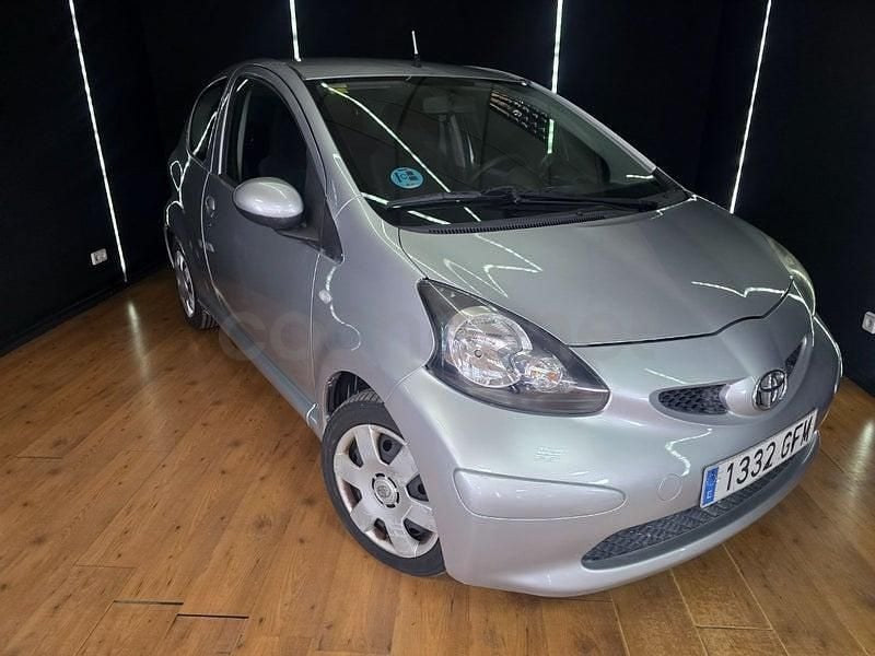 Usado Toyota Aygo 68 CV (50 kW) 2008 Gris / plata Utilitario
