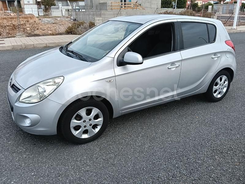 Gris / plata Usado 2010 Hyundai i20 Comfort Berlina | 3990 € (Precio justo) - Imagen 1/4