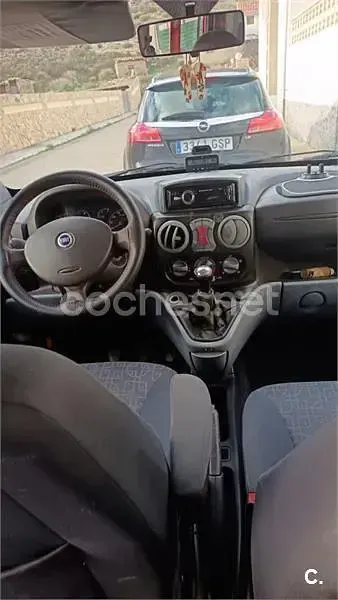 Usado Fiat Doblò 105 CV (77 kW) 2009 Granate Monovolumen