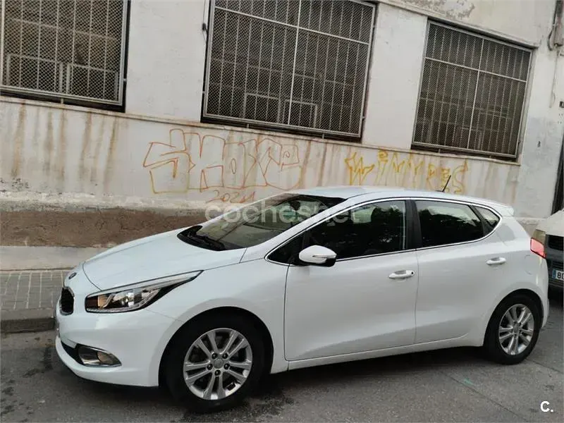 Usado Kia Ceed GT 128 HP (94 kW) 2014 Branco Sedan