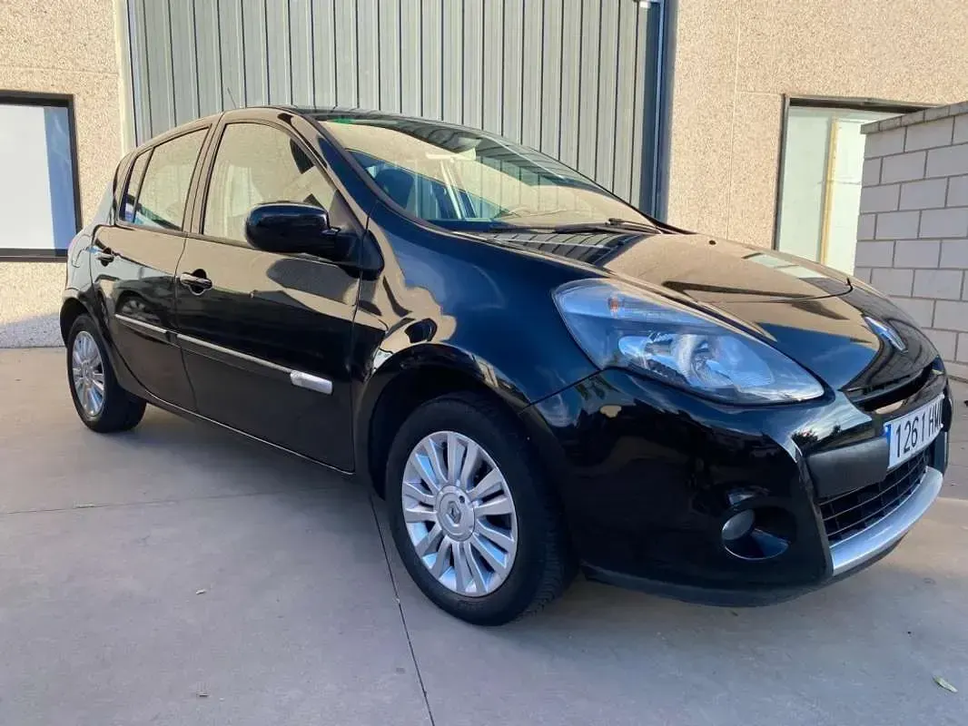 Usado Renault Clio Authentique 73 CV (53 kW) 2012 Negro Utilitario