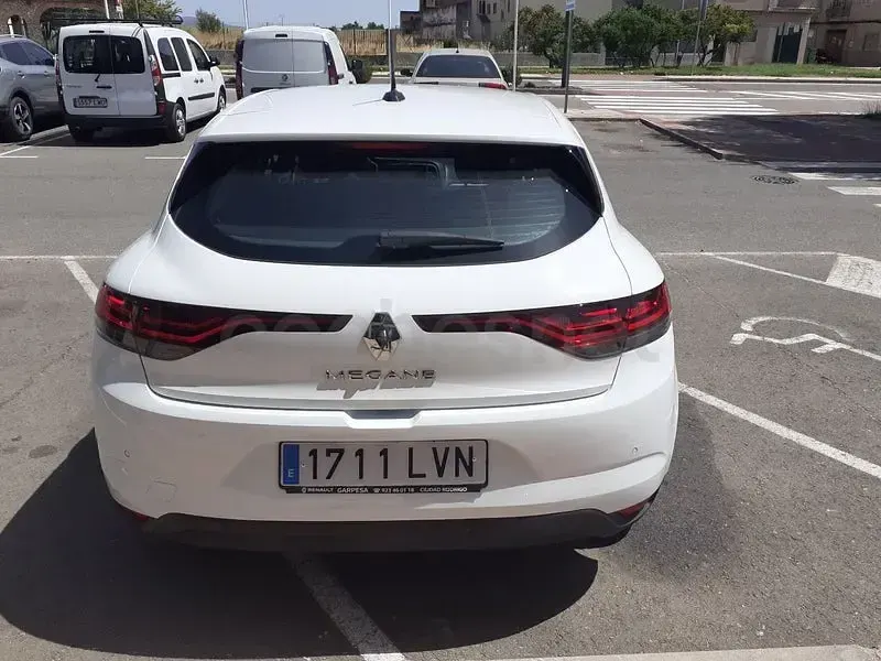 Usado Renault Mégane II Intens 115 CV (84 kW) 2021 Blanco Berlina
