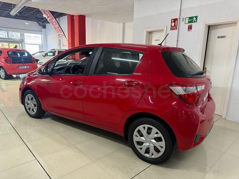 Usado Toyota Yaris Active 70 CV (51 kW) 2018 Rojo Berlina