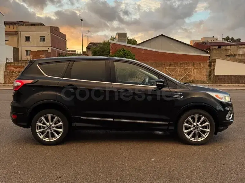 Usado Ford Kuga Vignale 150 CV (110 kW) 2017 Negro SUV