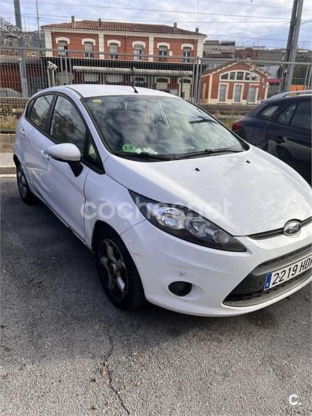 Usado Ford Fiesta Trend 82 CV (60 kW) 2011 Blanco Berlina