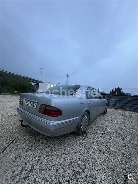 Usado Mercedes E320 Elegance 197 CV (144 kW) 2000 Gris / plata Berlina