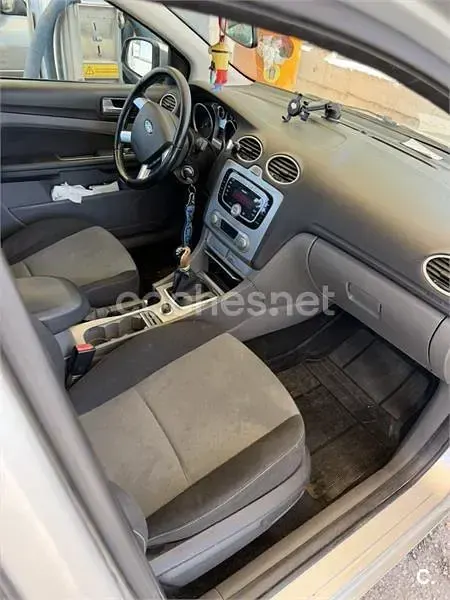 Usado Ford Focus Sport 115 CV (84 kW) 2010 Gris / plata Berlina