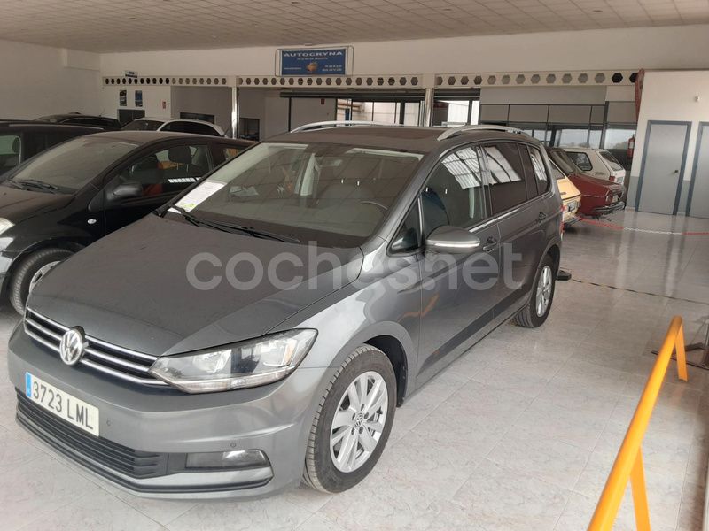 Usado VW Touran Advance 150 CV (110 kW) 2021 Gris / plata Monovolumen