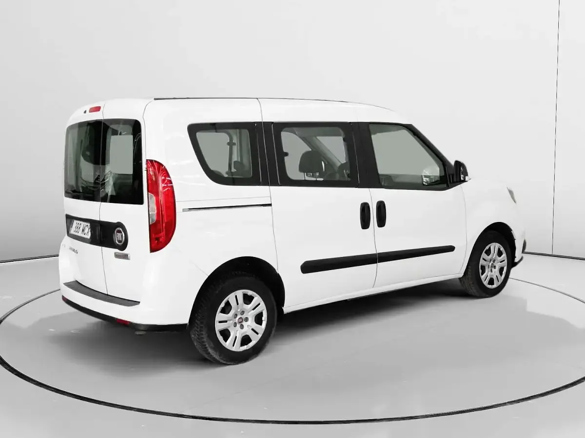 Usado Fiat Doblò 106 CV (77 kW) 2022 Blanco Monovolumen