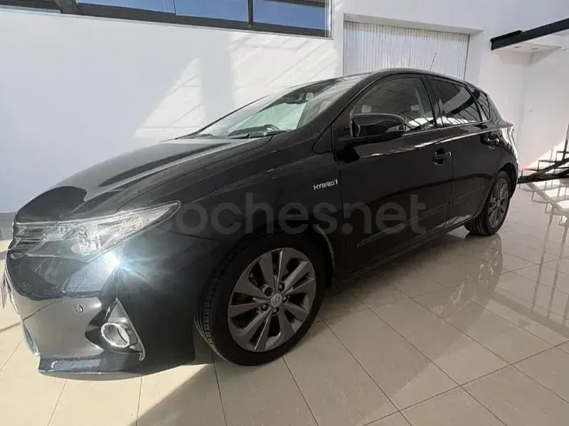 Usado Toyota Auris Hybrid Advance 136 CV (100 kW) 2014 Gris / plata Familiar