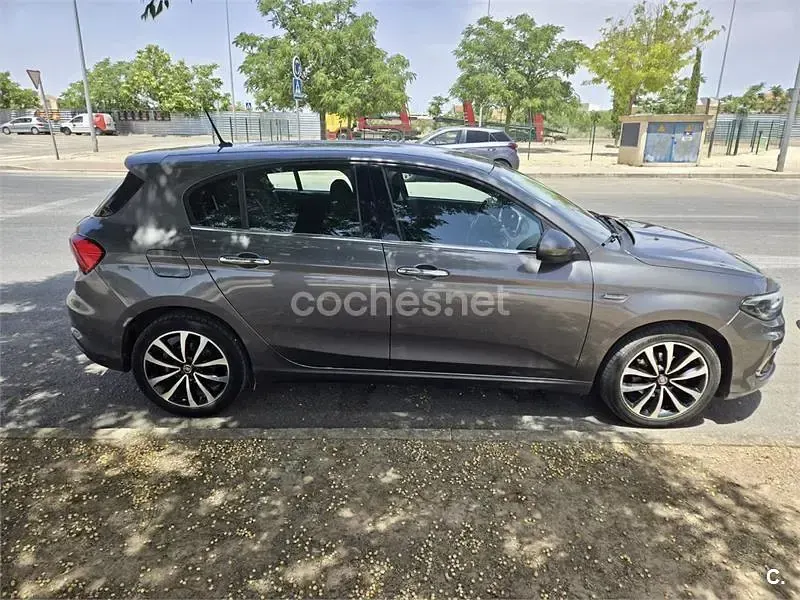 Usado Fiat Tipo Lounge 120 CV (88 kW) 2016 Gris / plata Berlina