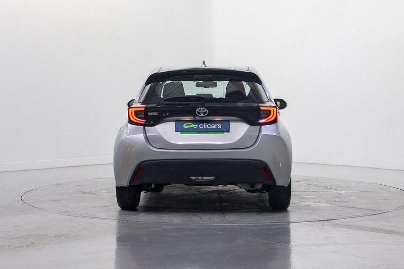Usado Toyota Yaris Edition 125 CV (91 kW) 2022 Gris / plata Utilitario