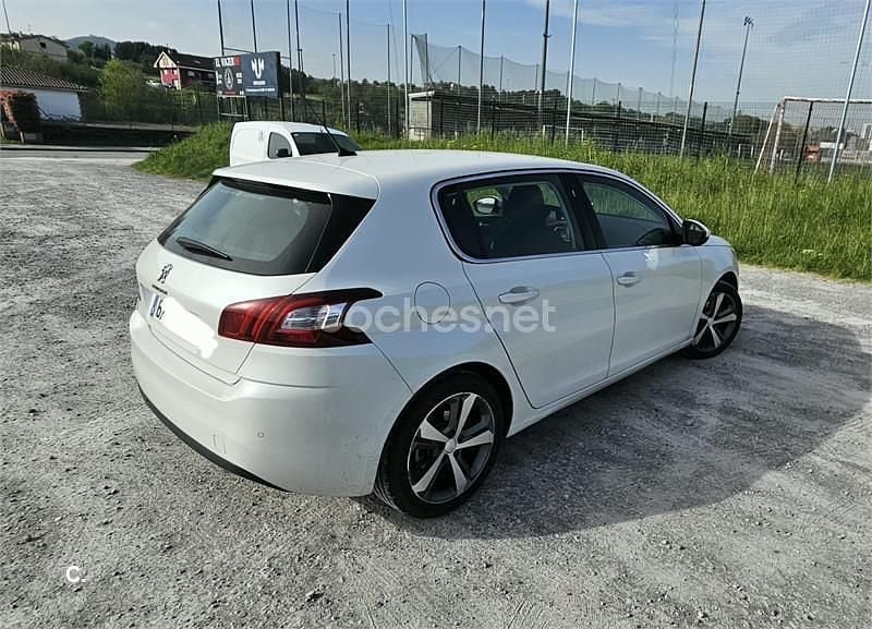 Usado Peugeot 308 Allure 130 CV (95 kW) 2014 Blanco Berlina