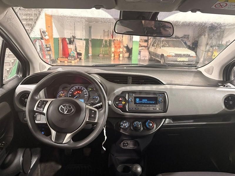 Usado Toyota Yaris Business Edition 69 CV (50 kW) 2019 Beige Berlina