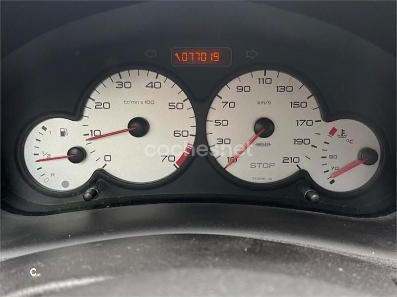 Usado Peugeot 206 75 CV (55 kW) 2004 Blanco Berlina