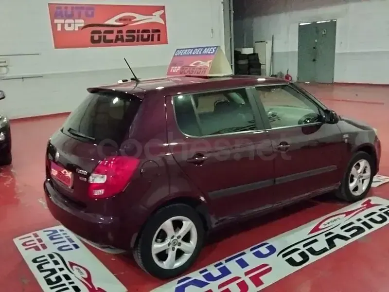 Usado Skoda Fabia Elegance 105 CV (77 kW) 2012 Granate Berlina