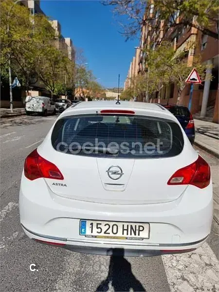 Usado Opel Astra Selective 115 CV (84 kW) 2013 Blanco Familiar