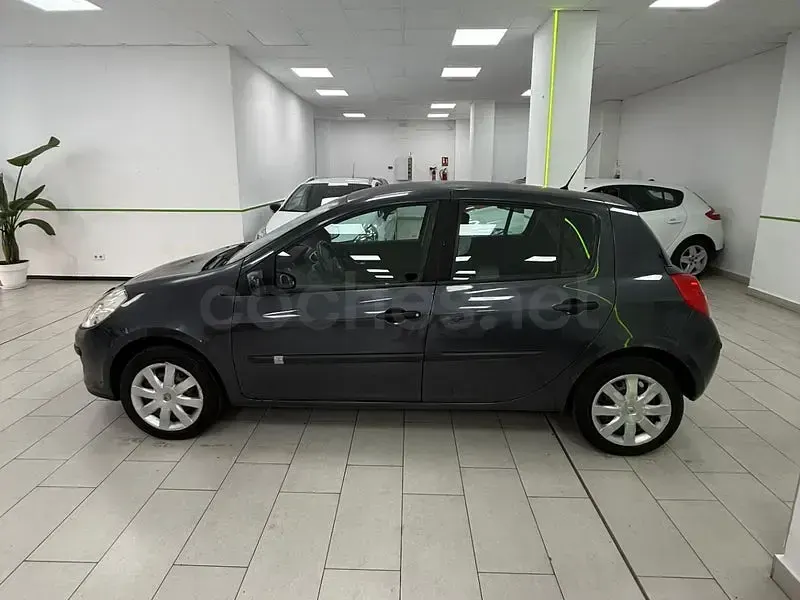Usado Renault Clio II 75 CV (55 kW) 2007 Gris / plata Berlina
