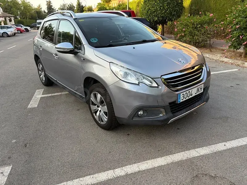 Usado Peugeot 2008 Active 110 CV (80 kW) 2015 Gris / plata SUV