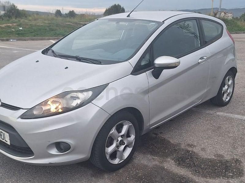 Usado Ford Fiesta Trend 95 CV (69 kW) 2011 Gris / plata Utilitario