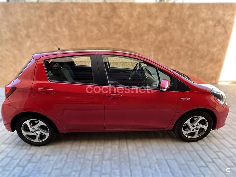Usado Toyota Yaris Hybrid Active 100 CV (73 kW) 2016 Rojo Berlina
