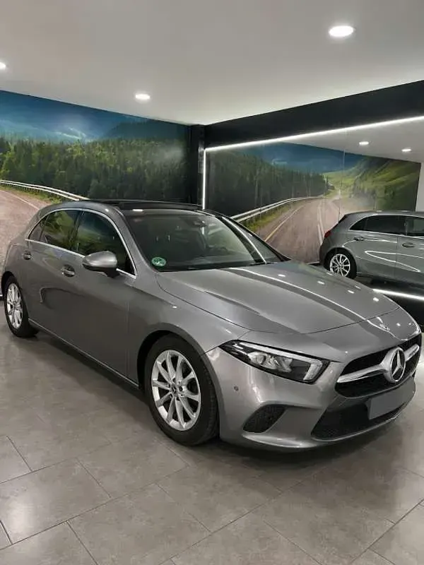Usado Mercedes A180 116 CV (85 kW) 2019 Gris Utilitario
