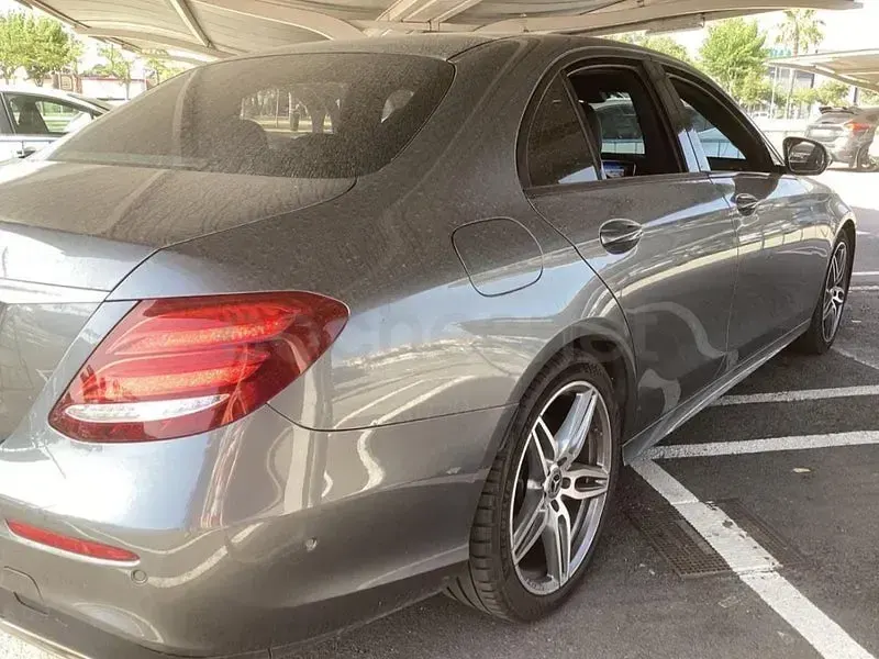 Usado Mercedes E350 299 CV (219 kW) 2018 Gris / plata Berlina